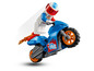 LEGO Minifigur auf einem blauen Motorrad mit orangefarbenen Rädern.