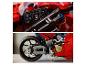 Nahaufnahme eines roten Lego Technic Ducati Motorrads, das Armaturenbrett und Hinterrad zeigt.