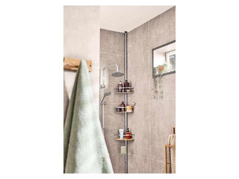 Dreieckiger Duschkorb mit Shampoo und Duschgel in einem modernen Badezimmer.