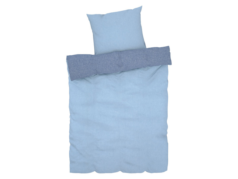 Blaue Bettwäsche mit Bettbezug und Kissenbezug.