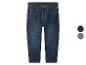 Dunkelblaue Kinderjeans mit gelben Nähten und Metallknöpfen.