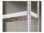 Detail eines Metallregals mit Holzablagen vor einer Betonwand.