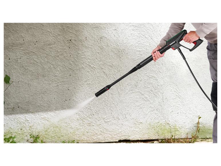 Person reinigt eine strukturierte Wand mit einem PARKSIDE Hochdruckreiniger.