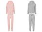 Zwei Jogginganzüge, einer in Rosa und einer in Grau.