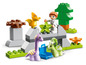 LEGO DUPLO Spielset mit Dinosauriern, einem Baum und einer Figur.