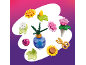 Bunte Spielzeugblumen, goldene Schere und blaue Gießkanne zum Spielen.