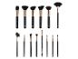 Ein Set aus 15 schwarz-goldenen Make-up-Pinseln, darunter verschiedene Gesichts- und Augenpinsel.