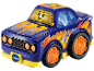 Blaues Spielzeugauto mit orangefarbenen Flammen, der Nummer 24 und einem lächelnden Gesicht auf der Windschutzscheibe.