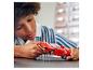Ein Kind hält ein rotes LEGO Ferrari F40.