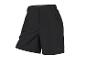 Schwarze Sportshorts mit Reißverschlusstaschen und dezentem Logo.