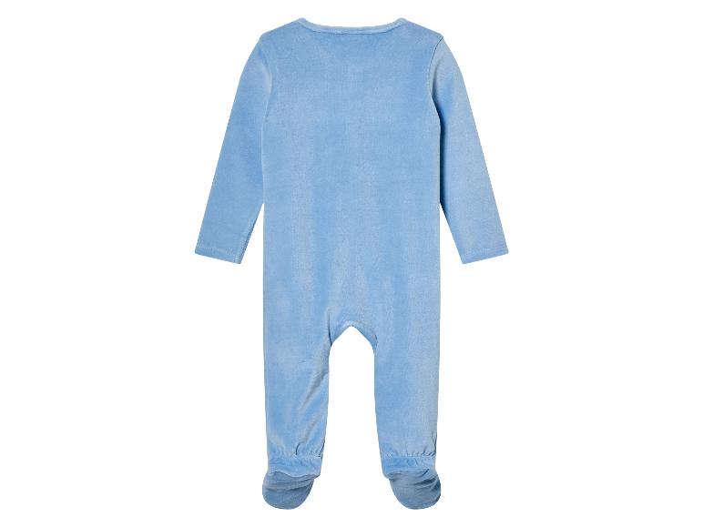 Ein hellblauer Baby-Overall aus weichem Velours.