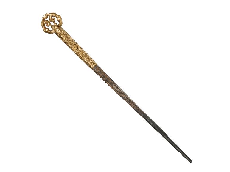 Harry Potter Celebration Zauberstab von The Noble Collection mit verziertem Goldgriff.
