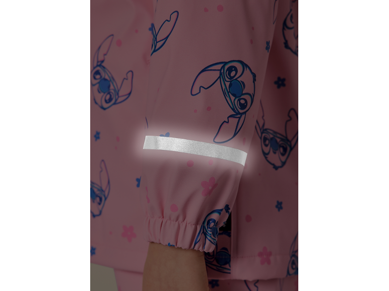 Rosa Kleidungsärmel mit Zeichentrickfiguren und reflektierendem Streifen.