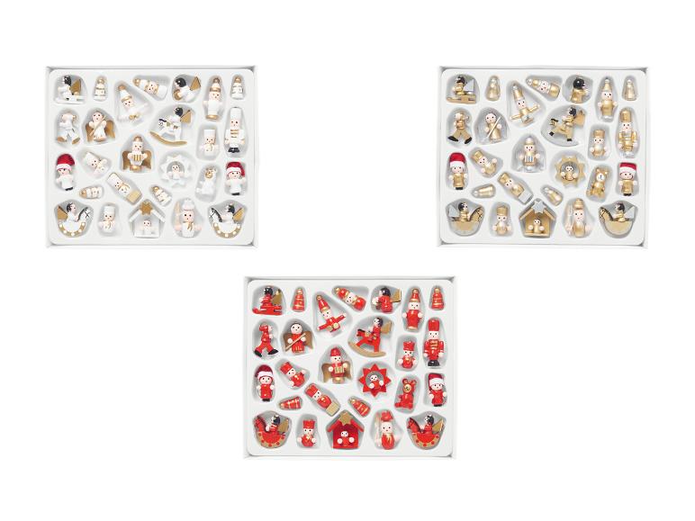 Drei Sets Miniatur-Weihnachtsornamente, darunter Engel- und Nussknackerfiguren.
