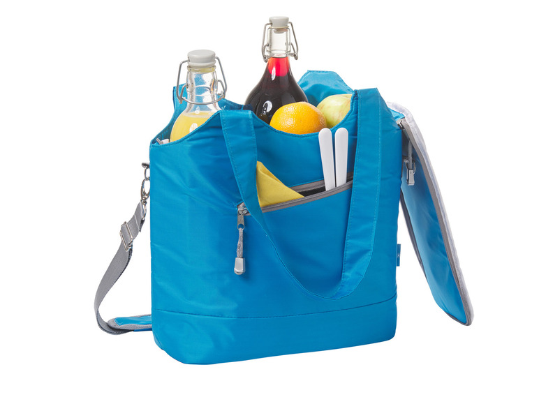 Eine blaue Kühltasche mit Flaschen, Obst und Besteck.
