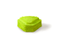 Grüner Kuchen mit samtiger Textur auf einem grauen Sockel.