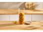 Vorratsglas gefüllt mit bunten Fusilli-Nudeln auf einem Holztisch.