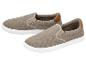 Ein Paar beige Slip-on-Schuhe mit hellen Sohlen und braunen Fersendetails.