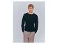 Mann mit roten Haaren trägt ein schwarzes Langarmshirt und eine hellbraune Hose.