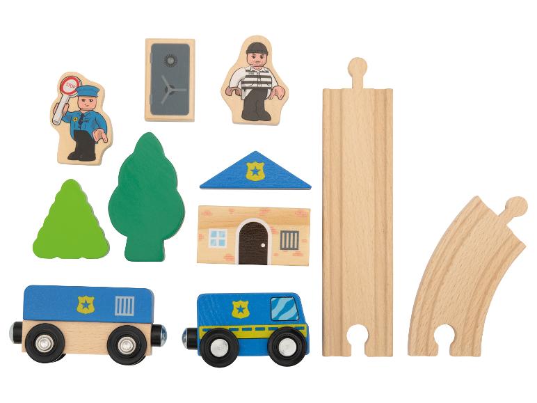 Holzspielset mit Polizeithema, inklusive Figuren, Gebäuden und Eisenbahnschienen.