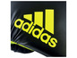Schwarze Adidas Boxhandschuhe mit gelben Details.