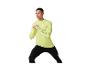 Mann in neongelbem Langarm-Sportshirt und schwarzen Leggings, beim Sport.