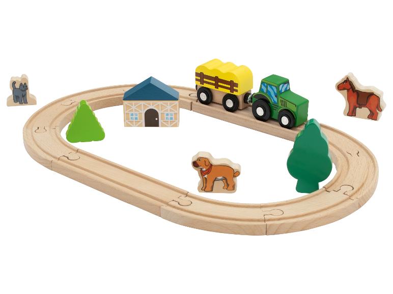 Holzspielzeugset mit Bauernhof-Thema, Traktor, Wagen, Tieren und Gleisen.