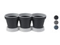 Drei schwarze Blumentöpfe mit grauem Rand auf einem weißen Sockel