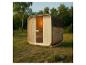 Outdoor-Holzsauna mit Schindeldach, umgeben von Gras und Bäumen.