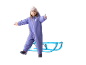 Mädchen in lila Winteroverall und Mütze steht neben einem blauen Schlitten.