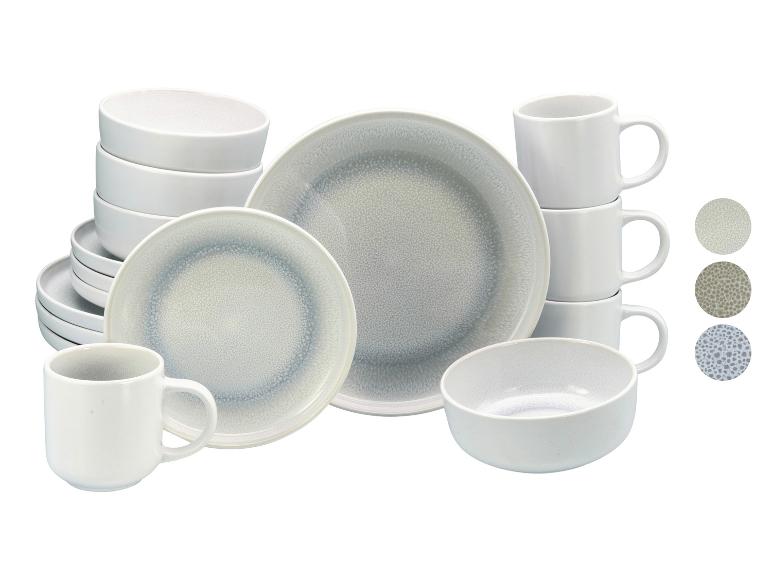 Weiß-graues gesprenkeltes Geschirrset mit Tellern, Schalen und Tassen.