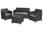 Ein schwarzes Rattan-Loungeset mit zwei Sesseln und einer Zweisitzer-Couch mit grauen Kissen.
