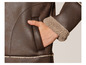 Eine braune Lederjacke mit Pelzkragen.