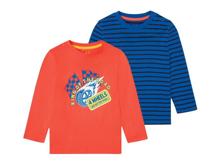Zwei langärmelige T-Shirts für Jungen: ein oranges Shirt mit Rennauto-Motiv und ein blau gestreiftes Shirt.
