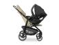 Beiger Kinderwagen mit schwarzem Babysitz