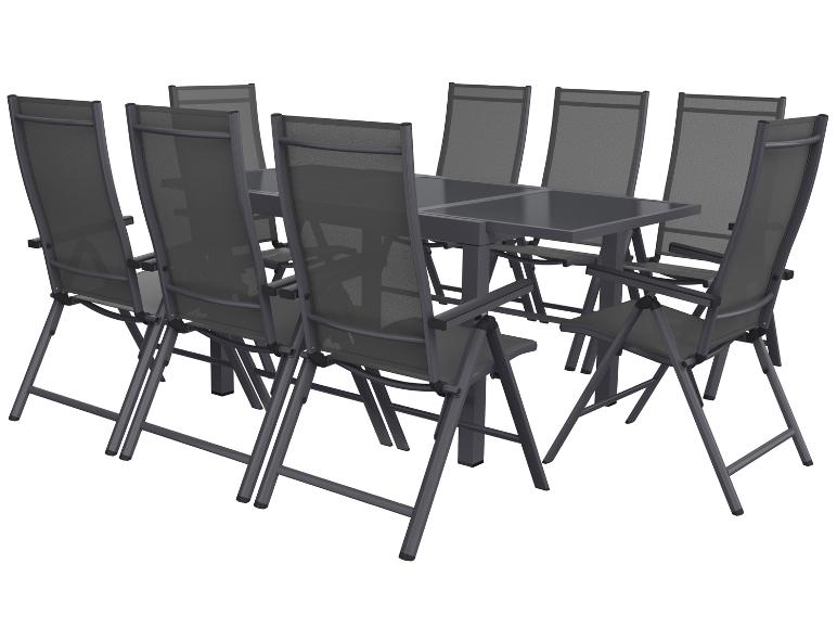 Gartenmöbel-Set: ausziehbarer Tisch und acht klappbare Netzstühle.
