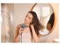 Eine Frau trocknet ihr nasses Haar mit dem Cien Premium Haartrockner UltraLite Pro
