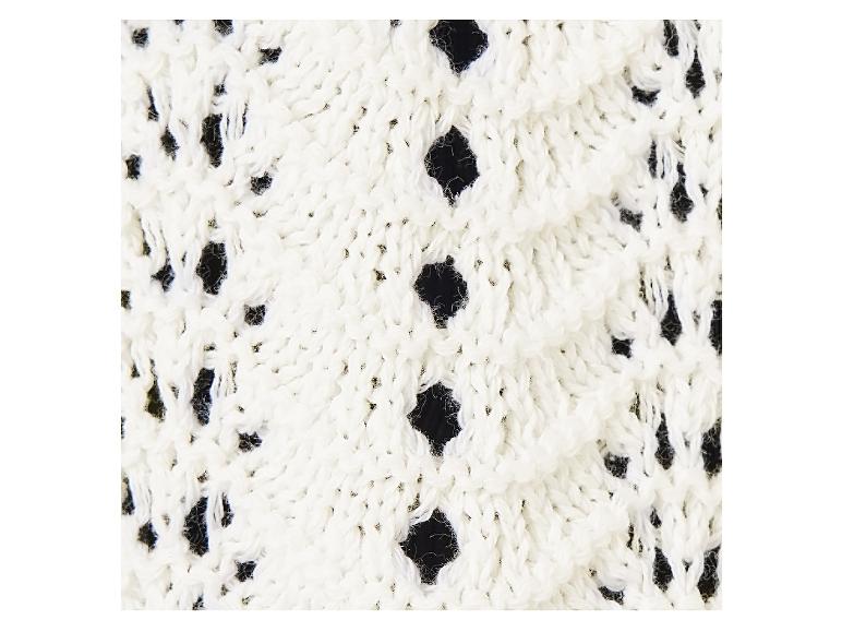 Weißes Gestrick mit schwarzen Mustern, durchbrochen gearbeitet.