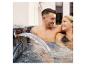Ein Paar entspannt im Außenwhirlpool Home Deluxe Black Marble.