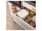 REER SafeContainer Kindersichere Aufbewahrungsbox in einer Küchenschublade mit Baby