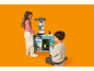 Zwei Kinder spielen mit einer Spielküche, das Mädchen kocht und der Junge öffnet den Kühlschrank.