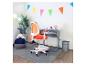 Kinderschreibtisch mit orangefarbenem ergonomischem Stuhl, dekoriert mit bunten Wimpelketten.
