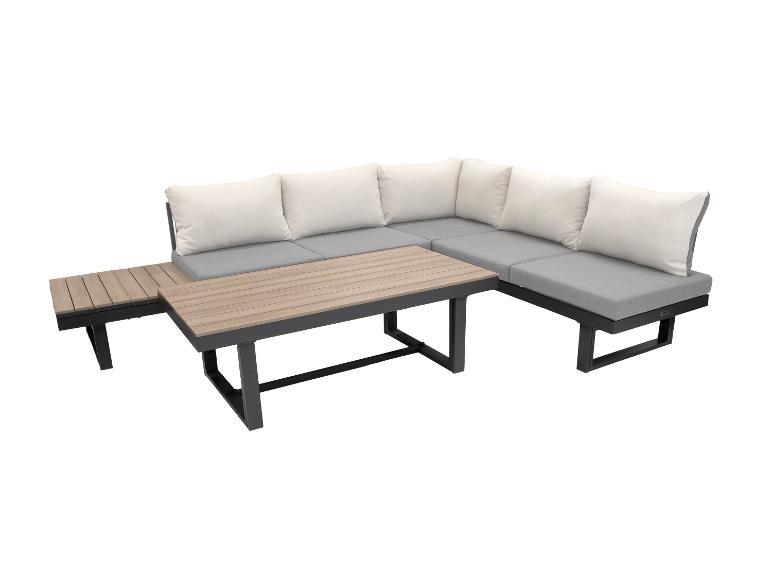Garten-Ecksofa mit grauen Kissen und zwei Couchtischen mit Holzplatte.