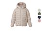 Hellbeige Steppjacke mit Kapuze und Reißverschluss, mit Farbmustern.