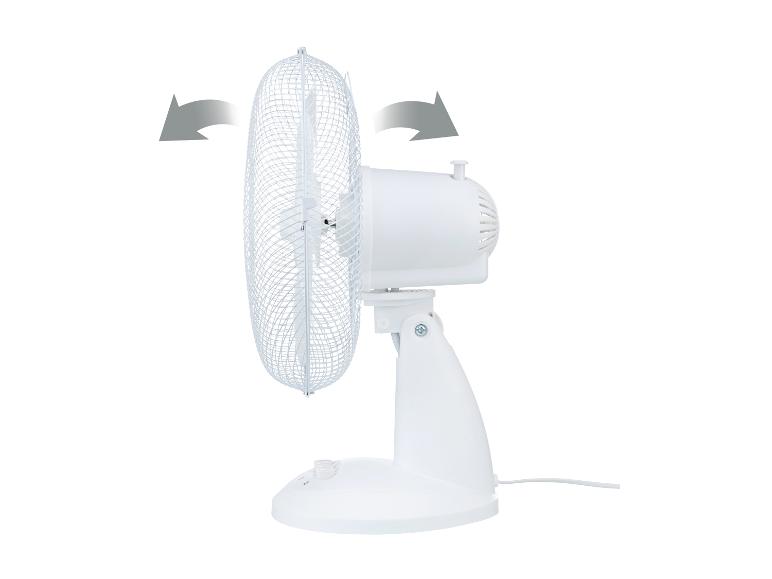 Weißer Tischventilator mit Oszillationspfeilen