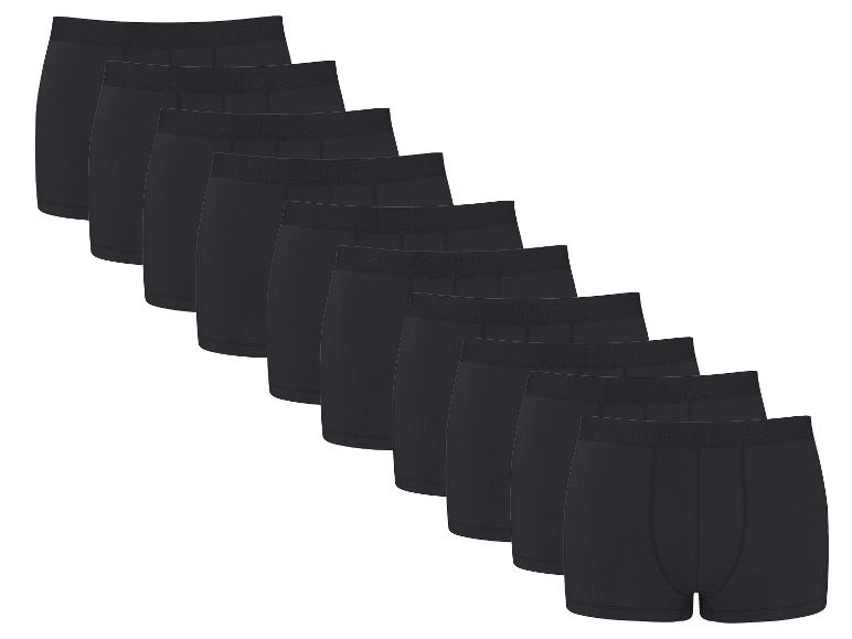 Zehn schwarze Herren-Boxershorts, diagonal auf weißem Hintergrund gestapelt.