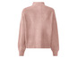 Rosa Strickpullover mit hohem Kragen.