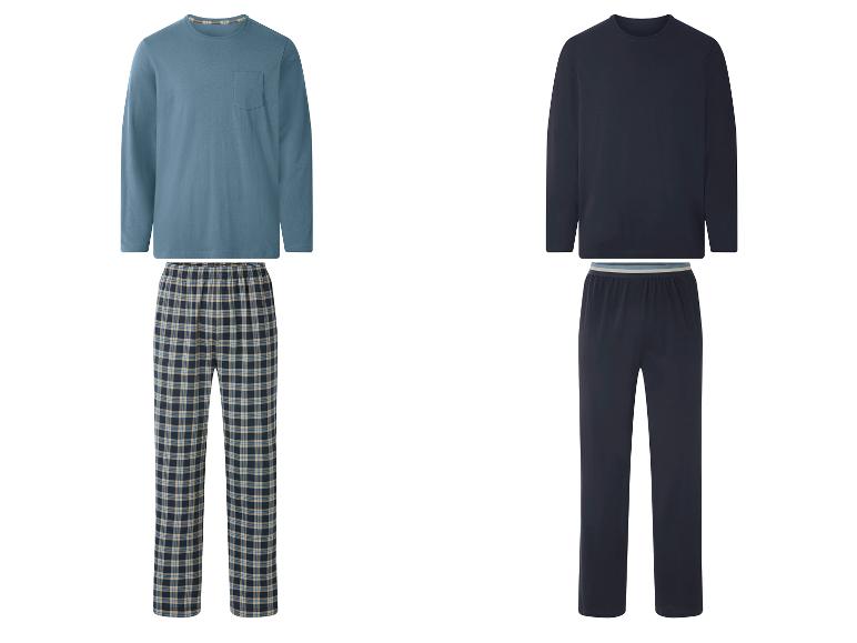 Zwei Herren-Pyjama-Sets: ein blaues Oberteil mit karierter Hose und ein marineblaues Oberteil mit marineblauer Hose.