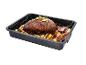 Rinderbraten mit Gemüse in einer schwarzen Auflaufform