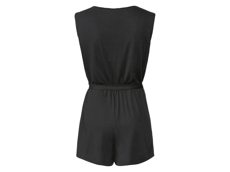 Ein schwarzer Jumpsuit mit Gürtel.